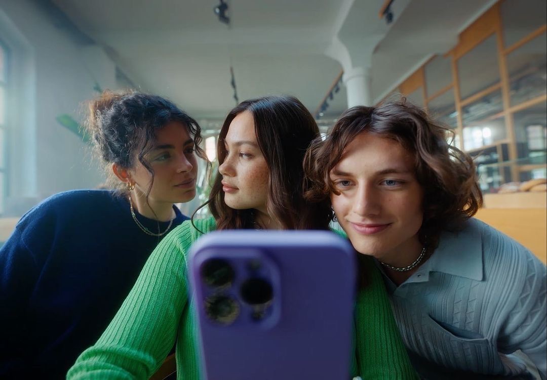 Mladí ľudia počúvajú hudbu z telefónu