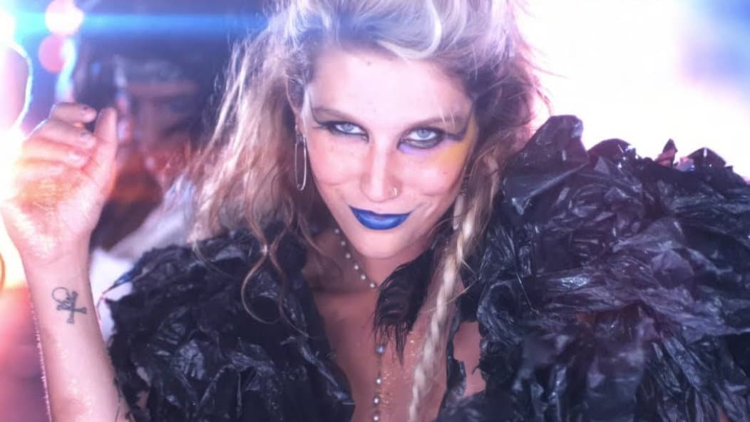 Kesha vytiahla z archívu "Backstabber". Klip čakal na svoj moment 16 rokov!
