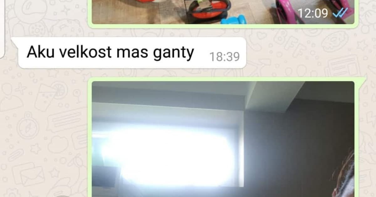 Manželke chcel kúpiť tenisky. Len nevedel, akú veľkosť. Tak jej písal!