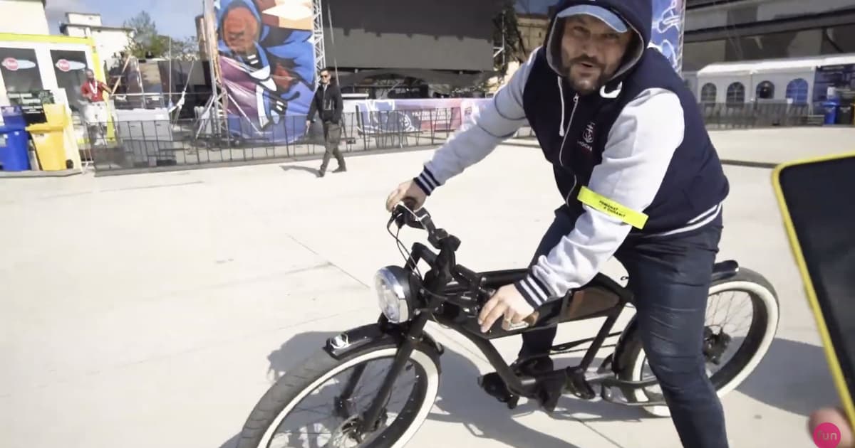 FUN_VLOG: V uzavretej fanzóne sme usporiadali adrenalínové preteky na elektrobajku