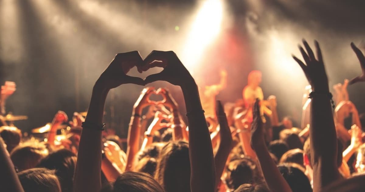 5 dôvodov, prečo by si mal na festivale odložiť mobil a radšej sa baviť bez neho