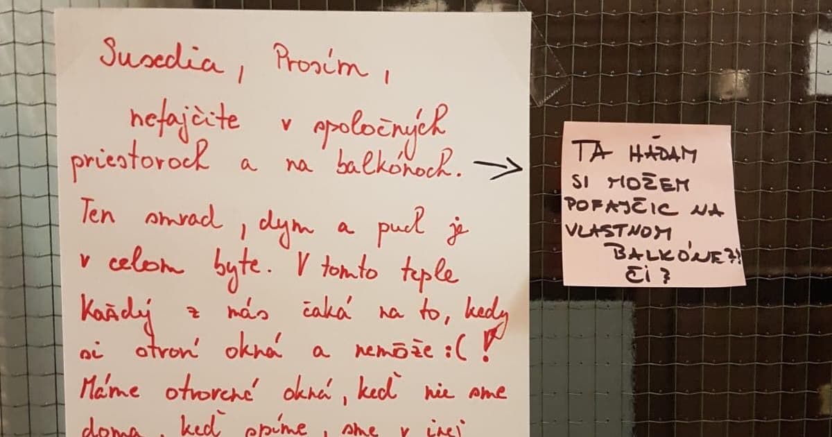 Fajčiť na balkóne alebo nie? Títo susedia sa nevedia zhodnúť!