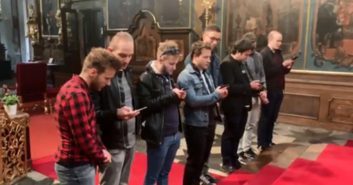 Rozlúčku so slobodou v Prahe zakončili v kostole. Dôvod ťa nadchne!