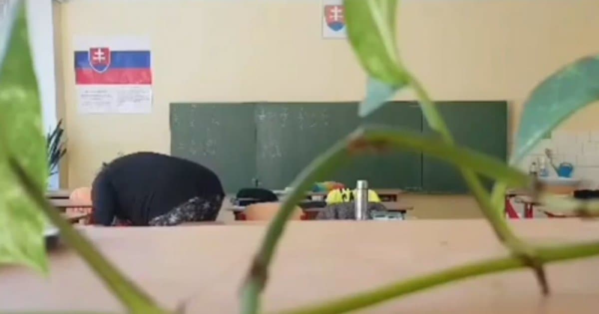 Deťom v Rožňave mizli v škole veci. Nachystali skrytú kameru. Sleduj, čo robí upratovačka!