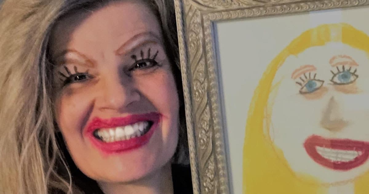 Dievčatko nakreslilo portrét svojej mamy. Tá sa podľa neho namaľovala a urobila si úsmevnú selfie