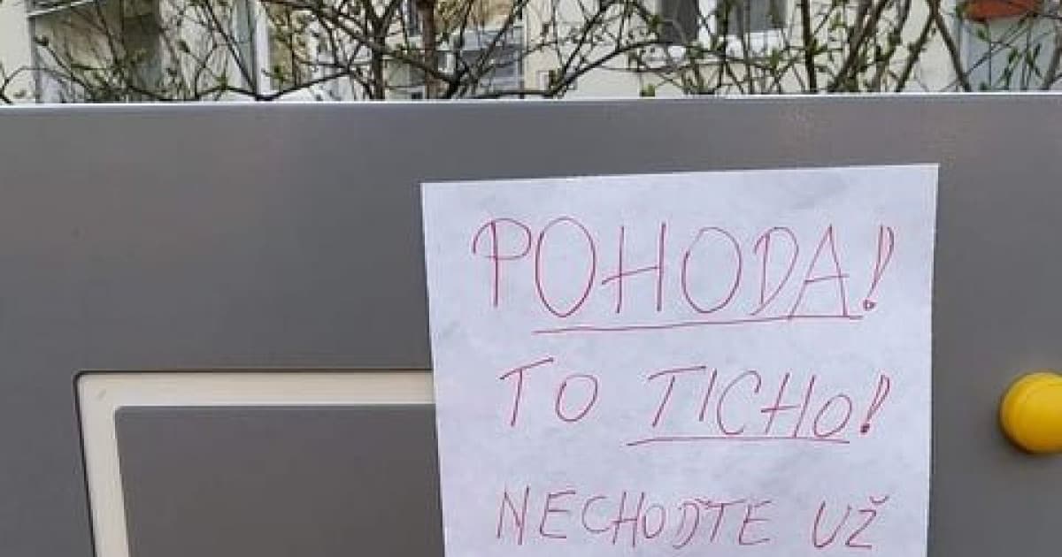Aj takto môžu vyzerať dôsledky karantény. Odkaz na detskom ihrisku