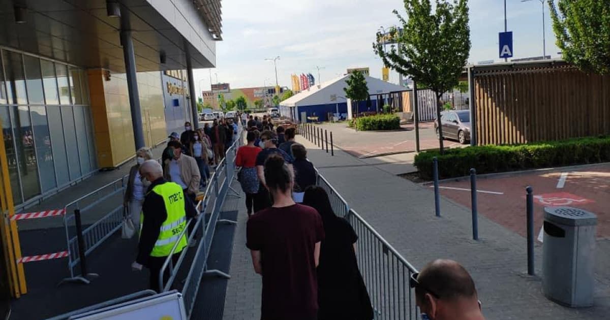 Počas koronakrízy sa asi ľuďom doma minul nábytok. Takto to cez víkend vyzeralo pred známym obchodným domom