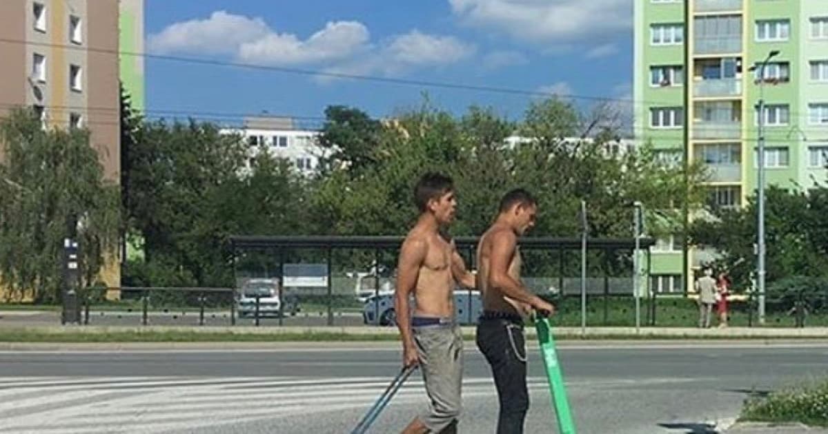 Slovenská vynaliezavosť je čarovná. Chalani z Košíc povýšili využitie elektrickej kolobežky na nový level!