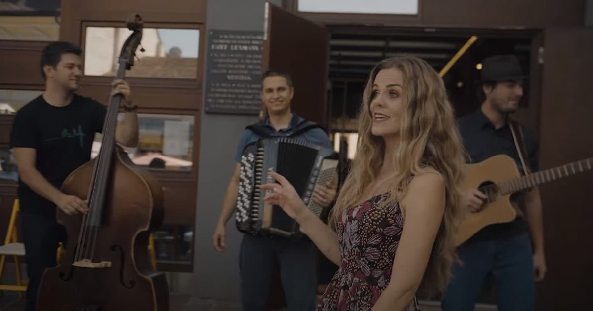 Veronika Rabada spievala na ulici a Košičania sa objímali