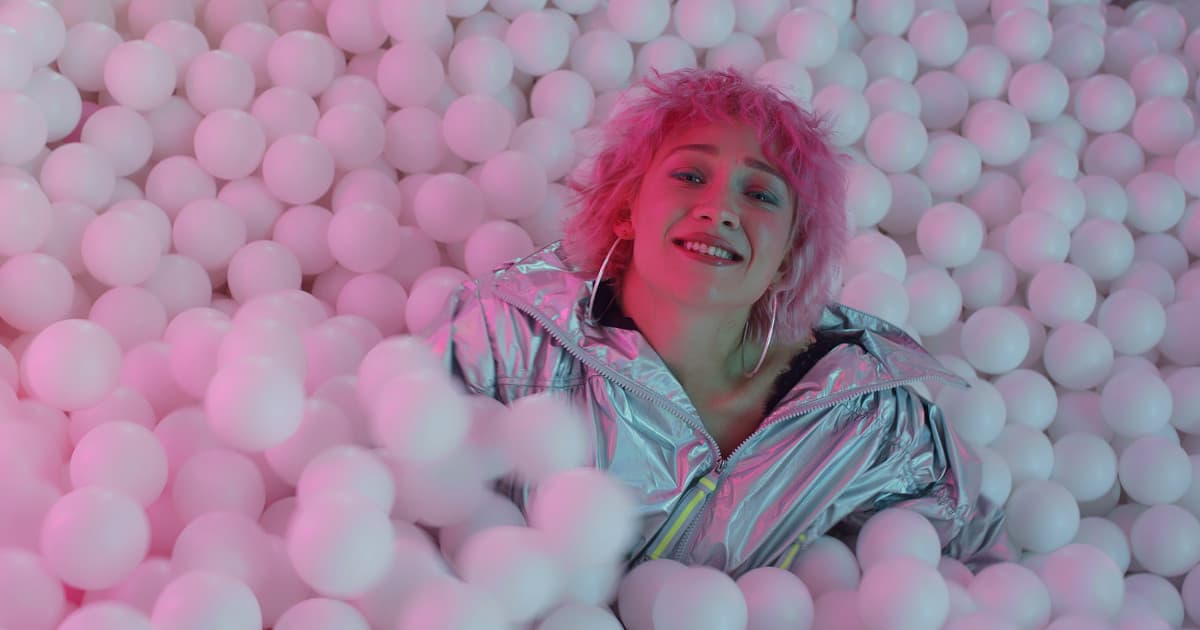 Tereza Mašková natočila pestrofarebný klip k piesni NAHÁ