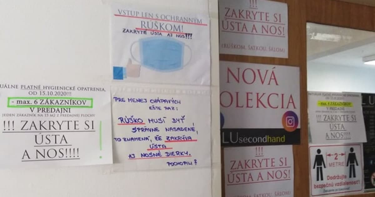 Vchod do jedného second handu: „Celé dvere olepené, ale evidentne stále niektorí nechápu“