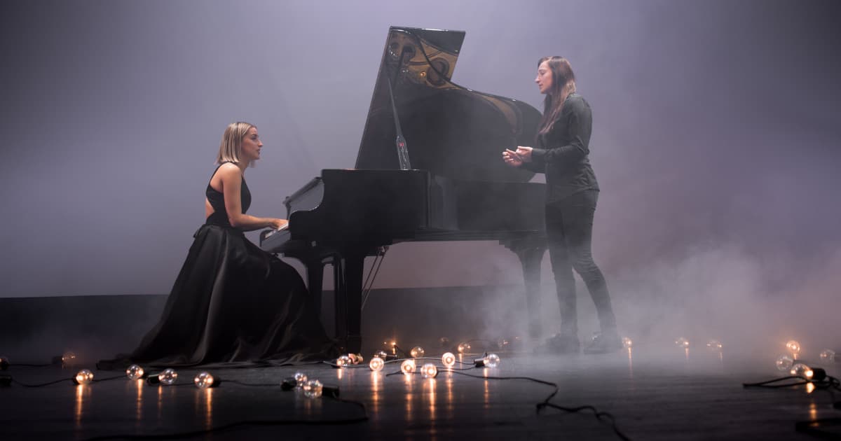 Lenka Piešová natočila zimno-vianočný videoklip POKOJ so svojou sestrou Barborou Piešovou