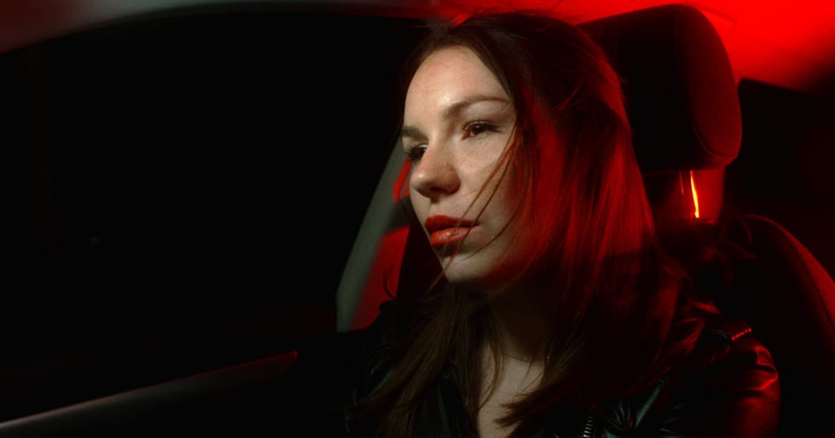 Mladá slovenská speváčka Andie J vo videoklipe My Energy pod rúškom jednej noci