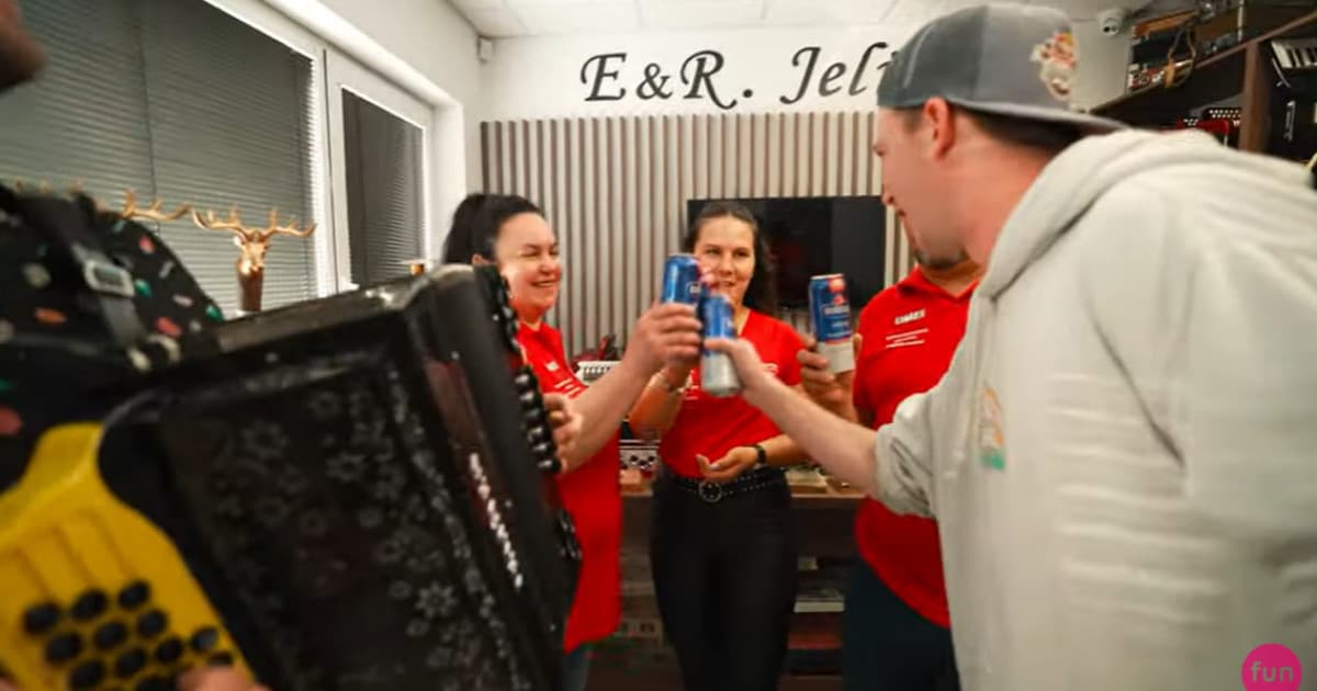 FUN_VLOG: Heligónka, hasiči a učiteľský zbor - prišli sme za vami do práce s nádielkou nealko piva