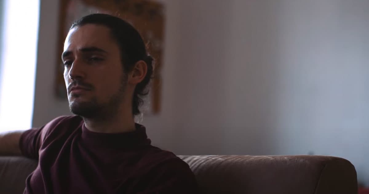 Mladý slovenský herec odštartoval kariéru hudobníka. Jeho skvelý debut je tzv. duševným striptízom