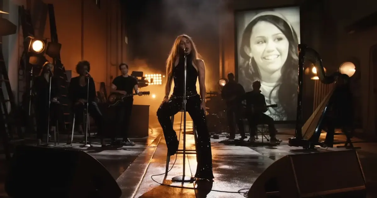 Miley Cyrus dojíma novinkou „Younger You“. Uzatvára 20 rokov Hannah Montany