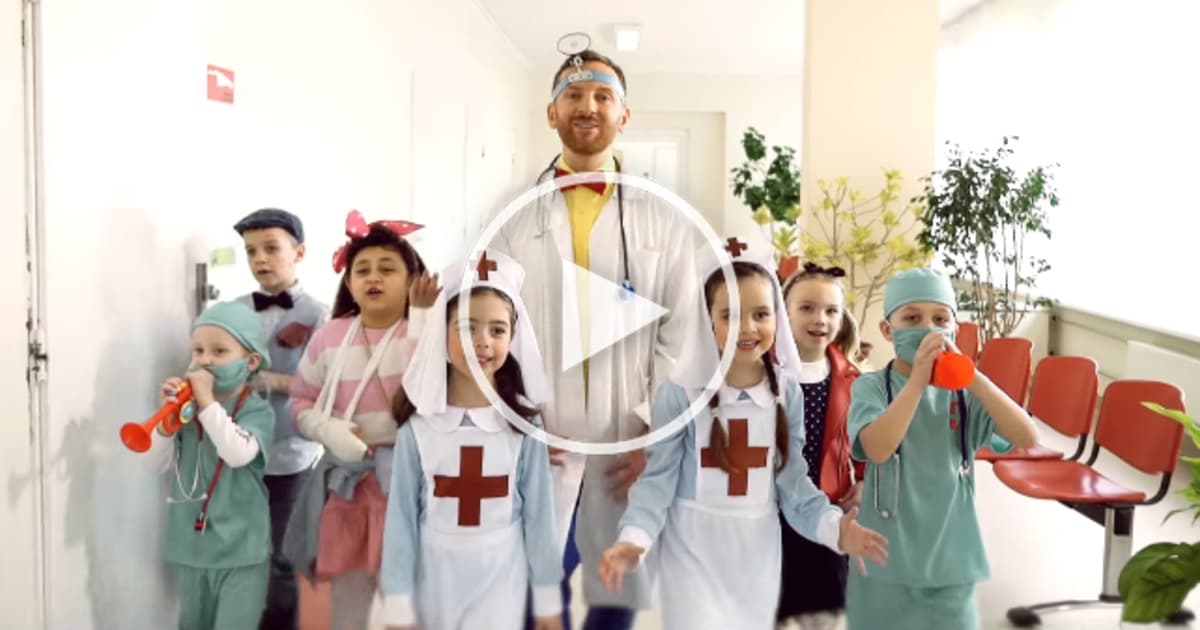 Miro Jaroš pomáha novým, pestrofarebným klipom deťom prekonať strach z doktora