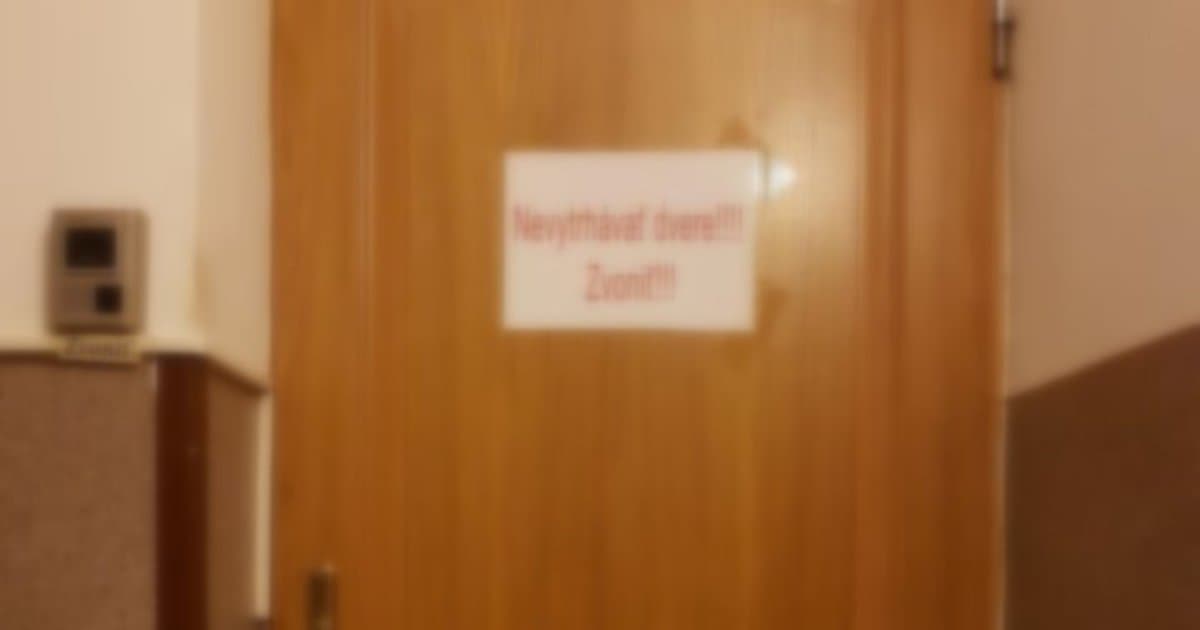 Odkaz na dverách na úrade vo Veľkých Kapušanoch pobavil!