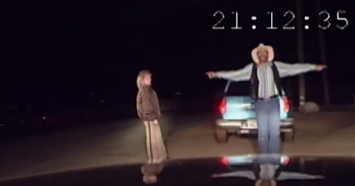 Policajtka zastavila vodiča. Zisťovala, či je opitý. TOTO VIDEO NEMÁ CHYBU!
