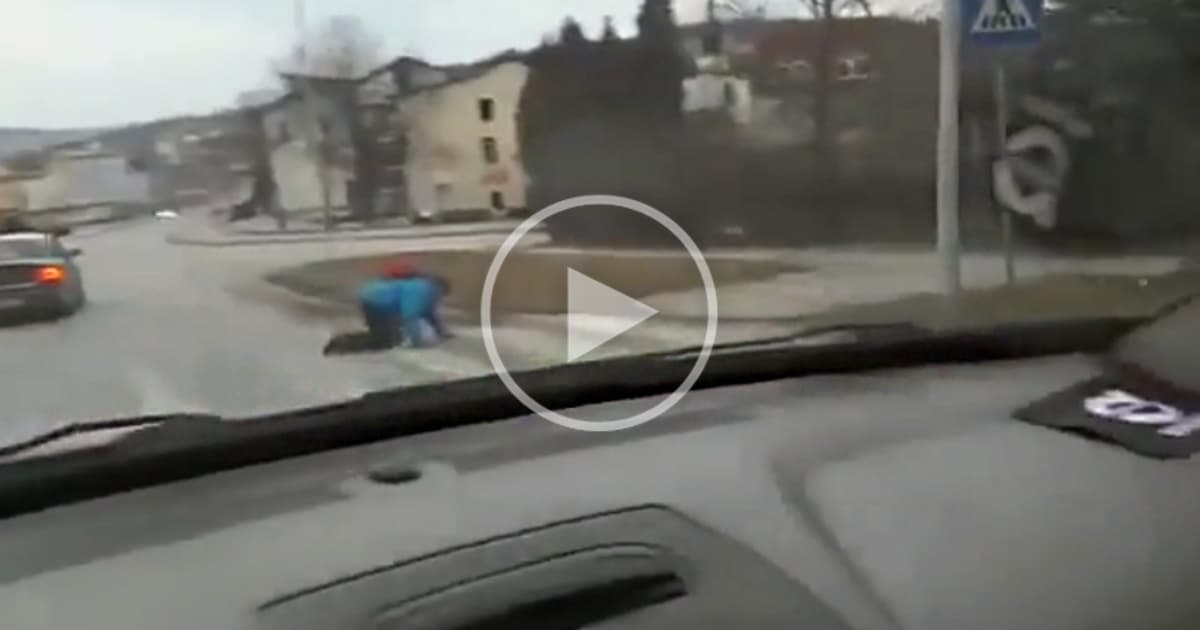„Unavený“ Kysučan zastavil premávku v Čadci. Cez priechod sa vydal štvornožky