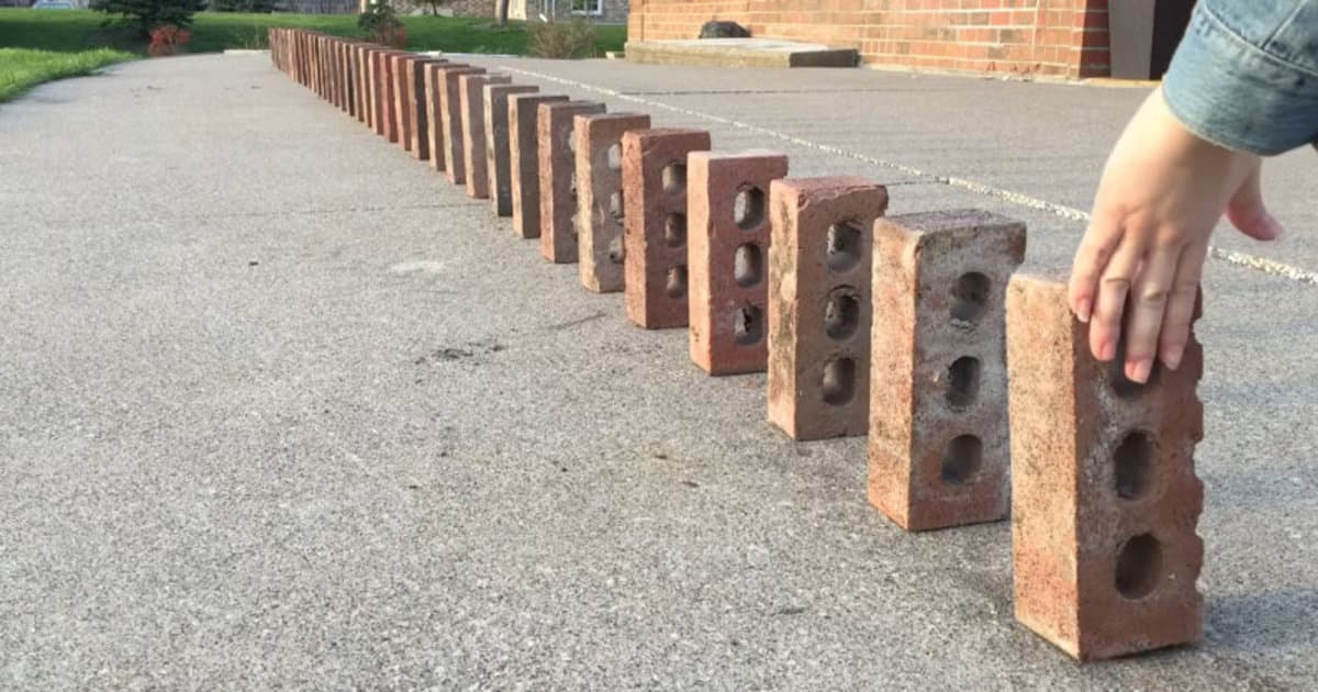 VIDEO: Dvojité domino z tehál s prekvapením na konci