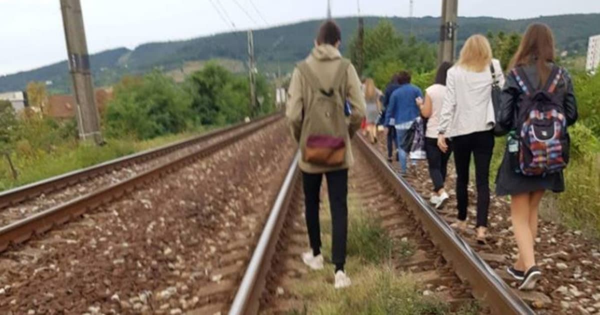 VIDEO: Železniciam ide karta. Dnes sa pokazil ďalší vlak, ľudia museli ísť pešo.