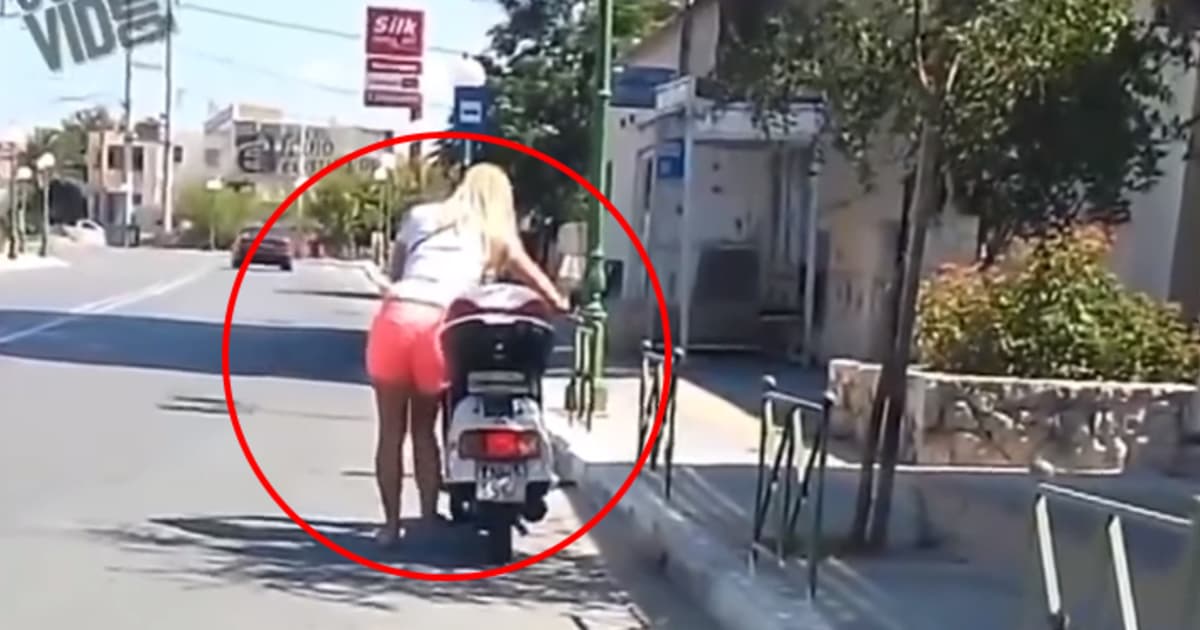 Blondína sa pokúšala naštartovať skúter. Mala na to vlastnú, unikátnu metódu