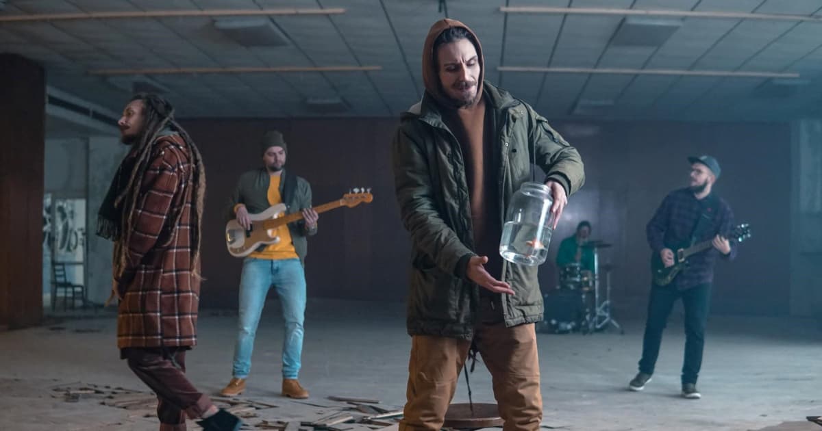 Napriek tomu, že je o pochmúrnom upršanom počasí, roztancuje ťa! Taká je novinka od Medial Banana