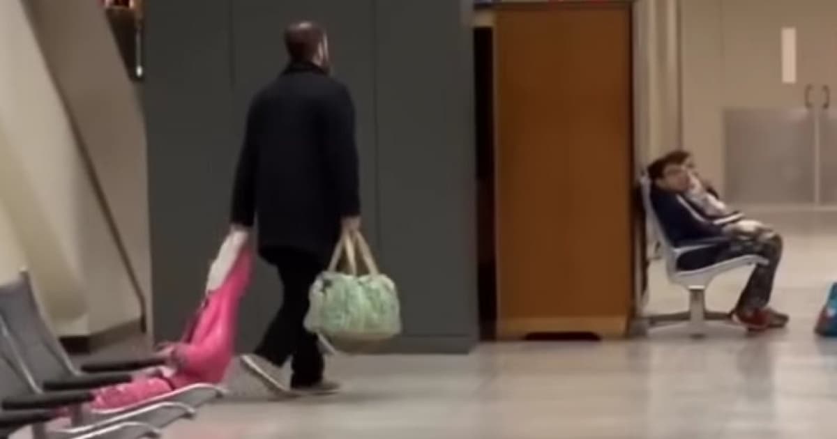 VIDEO: Otec milujúcim spôsobom ťahá svoju dcéru po letisku