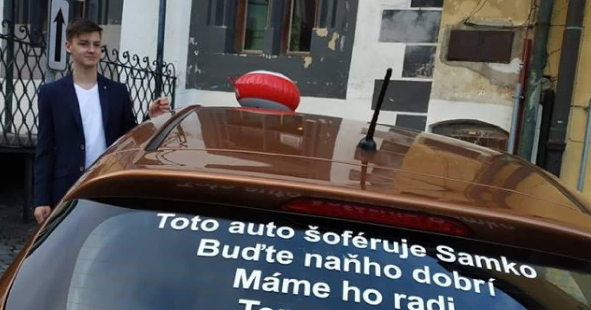 Samuel má vodičák. Jeho rodičia sú však ostražití. Tak mu dali na auto takýto odkaz!