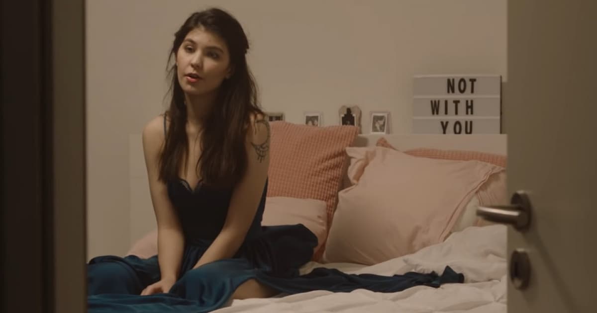 Sestra Celeste Buckingham, Carmel Paradise, vydala dojímavý song „Smoke Break“