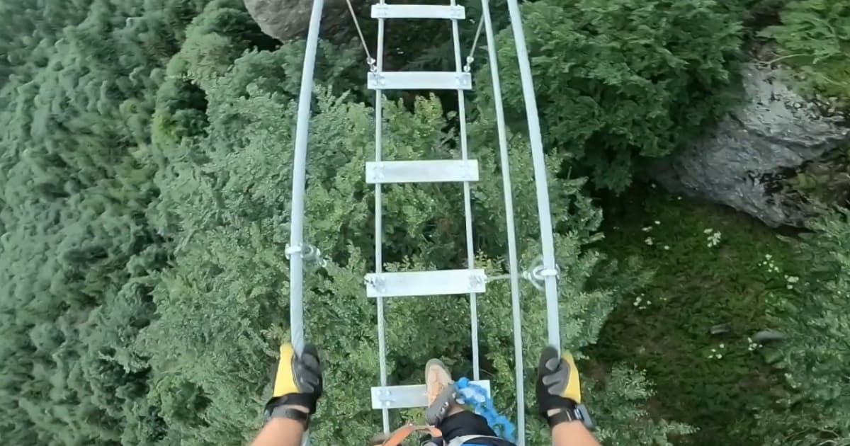 Takto to vyzerá, keď zdolávate najdlhší lanový most na Slovensku. Z tej výšky mrazí!