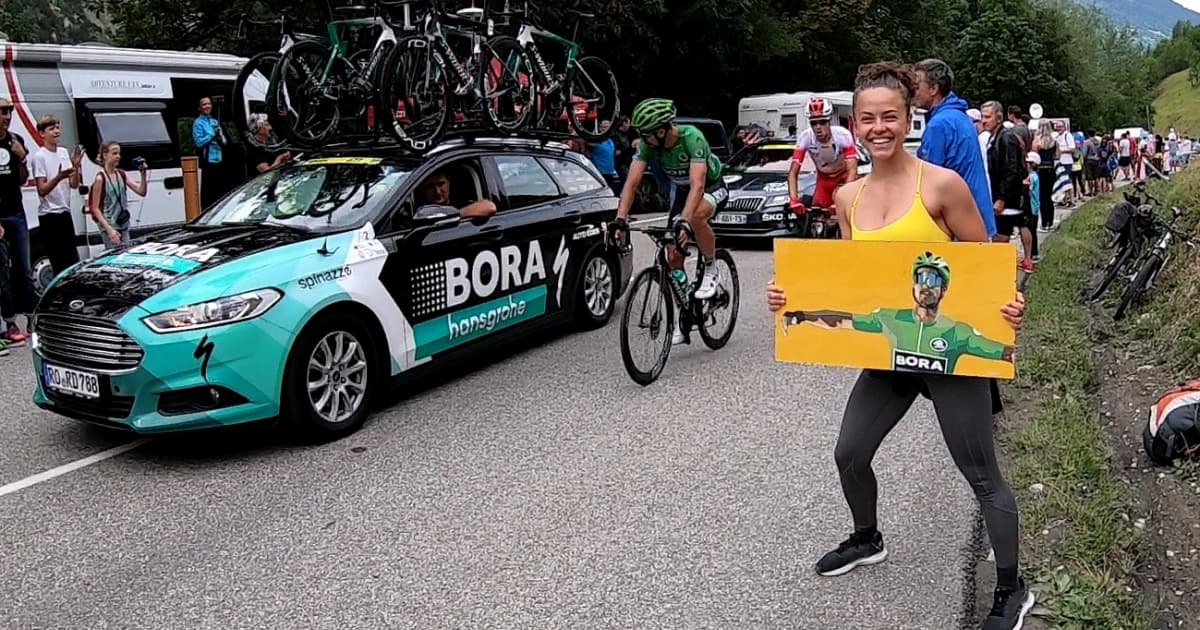 Slovenská umelkyňa vytvorila priamo na Tour de France obraz pre Peťa Sagana