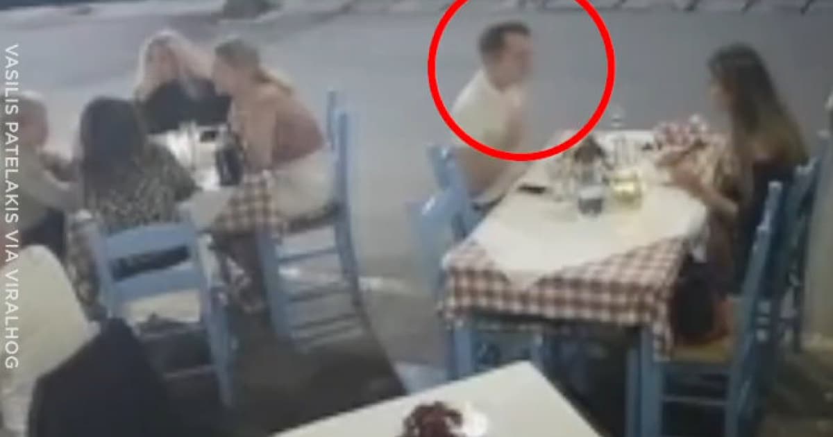 Na rande sa začal dusiť jedlom. Neznámy muž ho zachránil manévrom, ktorý by mal ovládať každý!