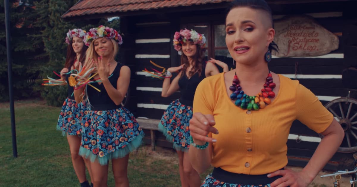 Rezká melódia, ľudové motívy a 34 miliónov videní! Tento song je v Poľsku obrovským hitom