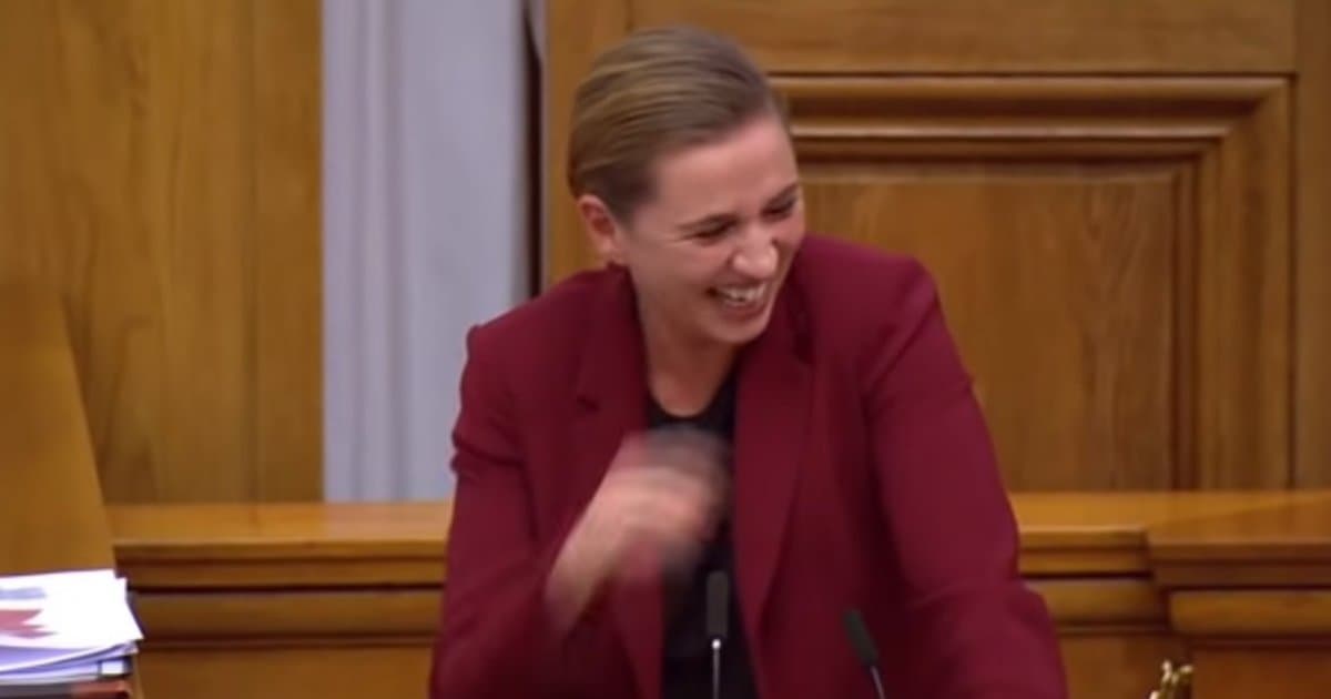 Dánska premiérka pobavila celý parlament. Pri vysvetľovaní, prečo štát kúpil ťavu, sa rozosmiala