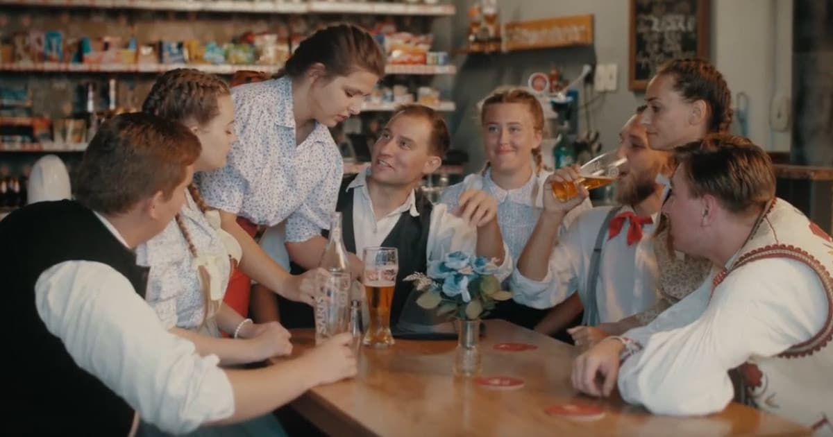 Ako vyzerá manželský život na pravej socialistickej dedine. Sleduj tento klip!