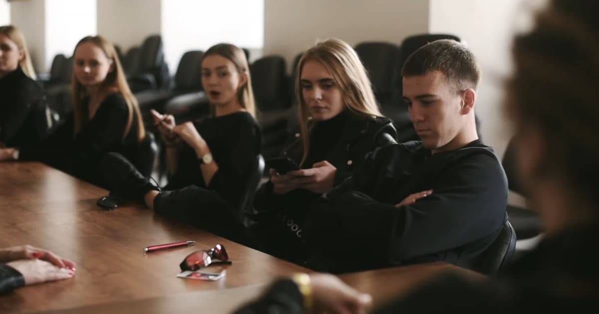 Kradnutie triednej knihy z Trenčína v štýle Agent v sukni