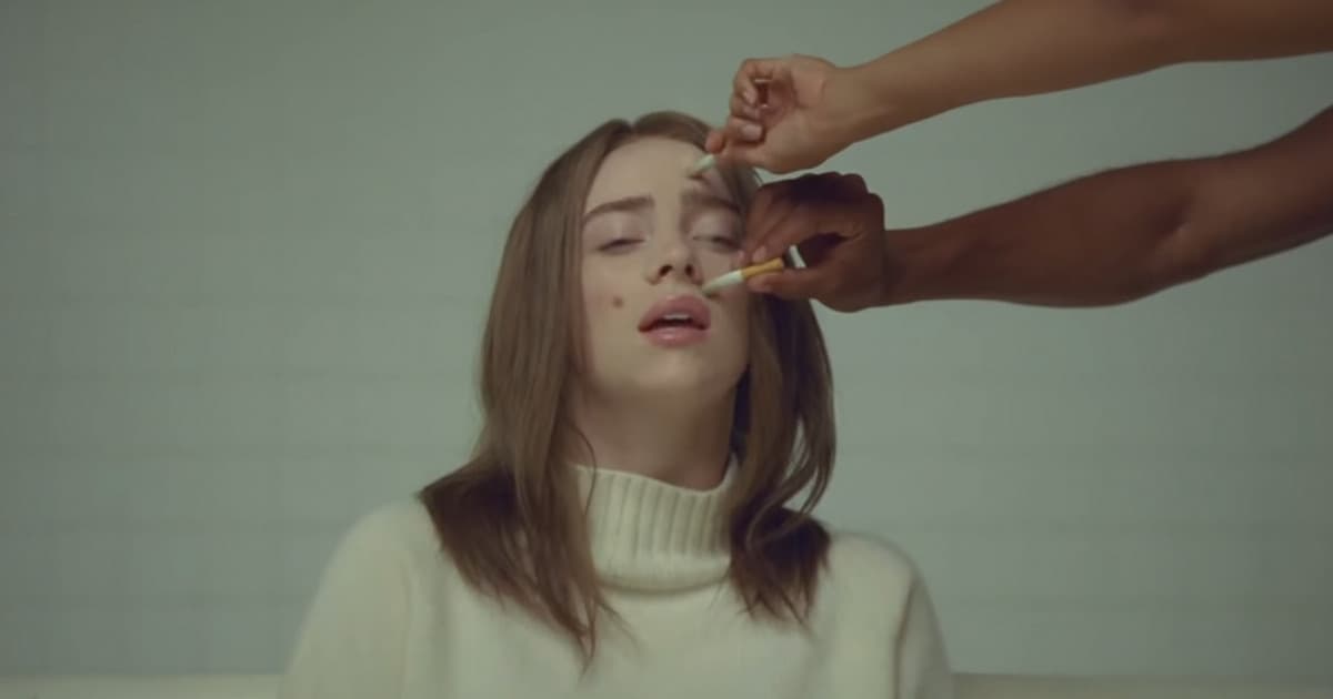 Billie Eilish sa v novom klipe stala ľudským popolníkom