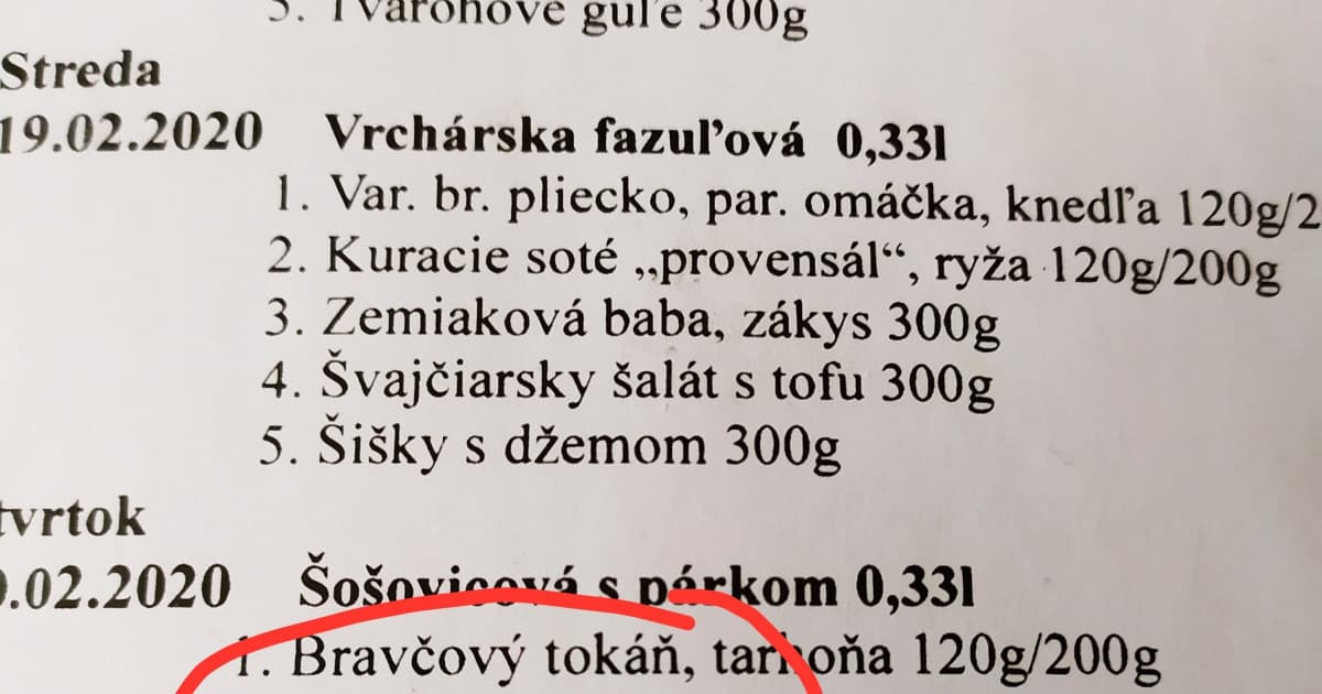 Peťo si v jedálni pozrel menu na celý týždeň. Vo štvrtok to príde!