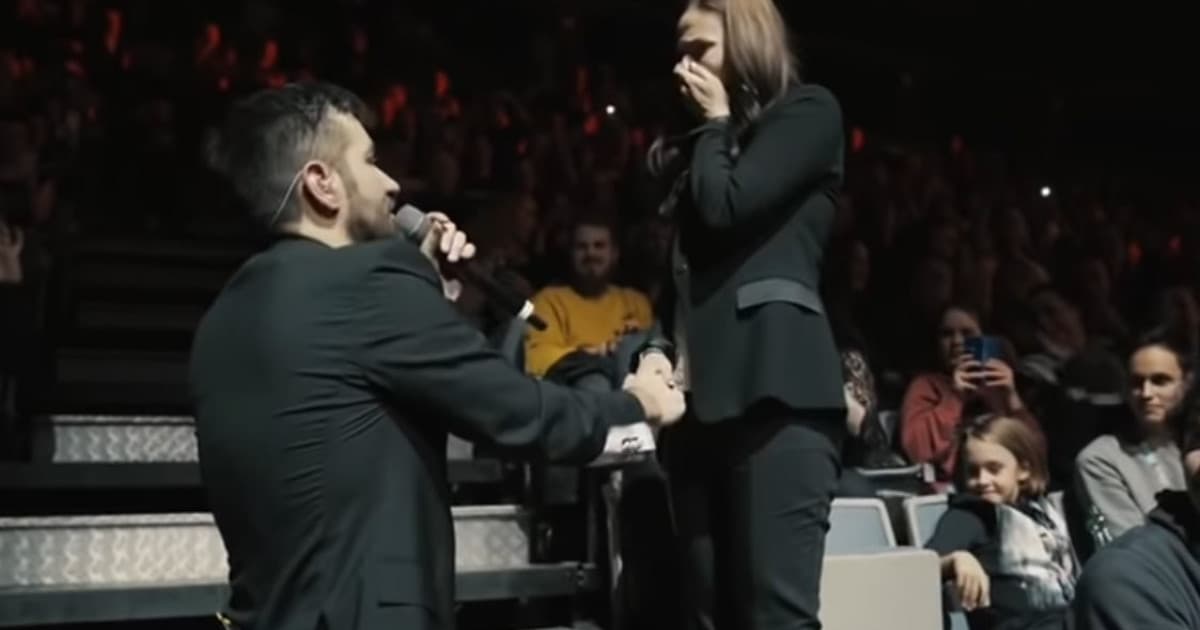 Český spevák požiadal svoju priateľku o ruku priamo na koncerte. Toto musíš vidieť!