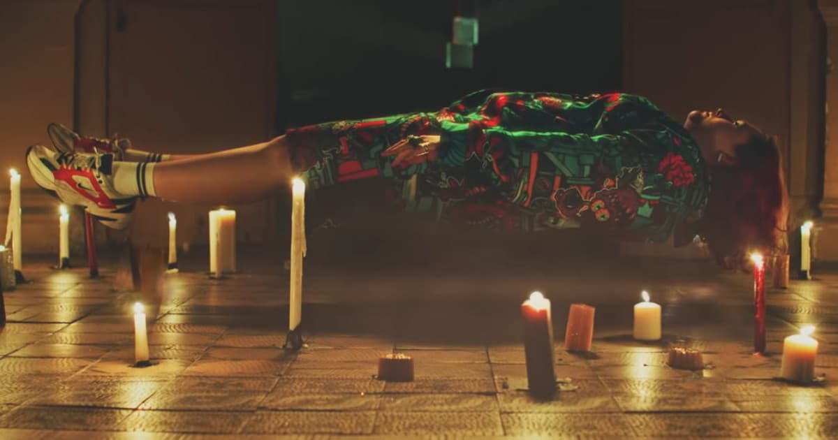 Speváčka Karin Ann zverejnila debutový song „Ruky Preč“. Slovenská Billie Eilish?