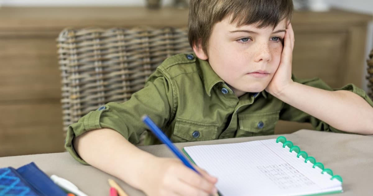 Danin syn robil domácu úlohu. Mal si predstaviť, že je letec a napísať, čo vidí z lietadla. Takto sa vynašiel