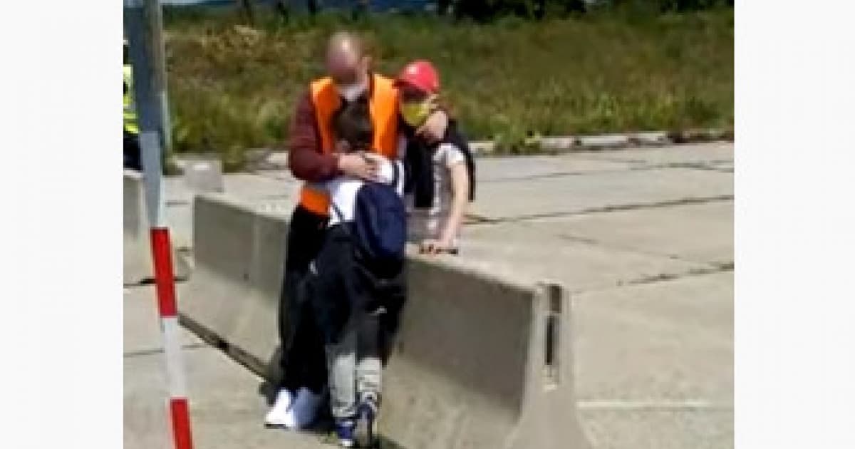 Dojemná scéna z hraničného priechodu v Petržalke. Muž, žijúci vo Švajčiarsku, objímal synov zo Slovenska cez betónovú zábranu