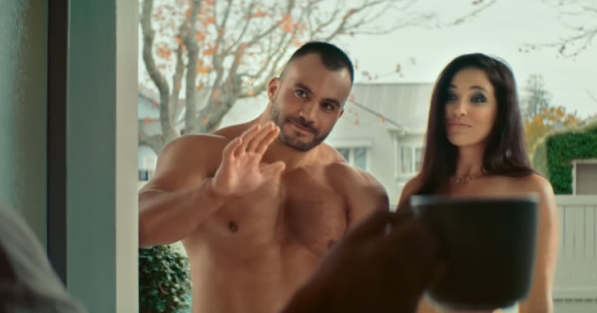 Nahí pornoherci zaklopali na ich dvere! Úsmevnými reklamami upozorňuje vláda na vážne problémy