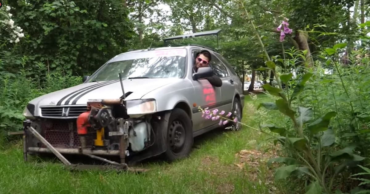 Tento Holanďan premenil staré auto na najšialenejšiu kosačku na svete, doplnenú o unikátny hudobný sprievod