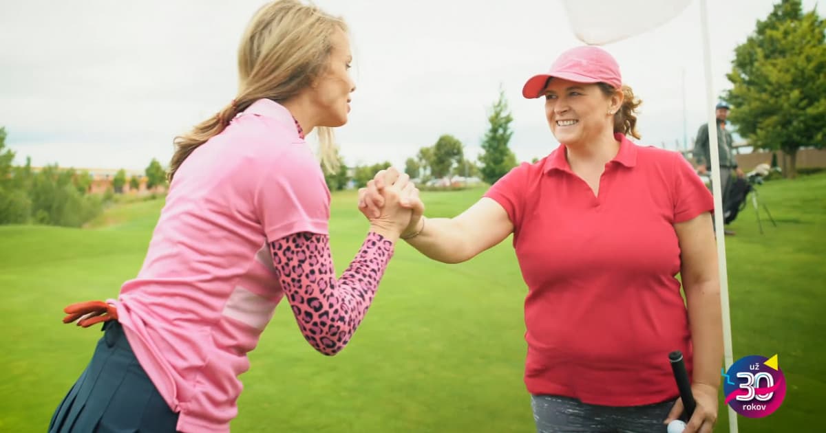 Takto to vyzerá, keď hrá naša Didiana golf. Aj s poslucháčkou Paťkou!