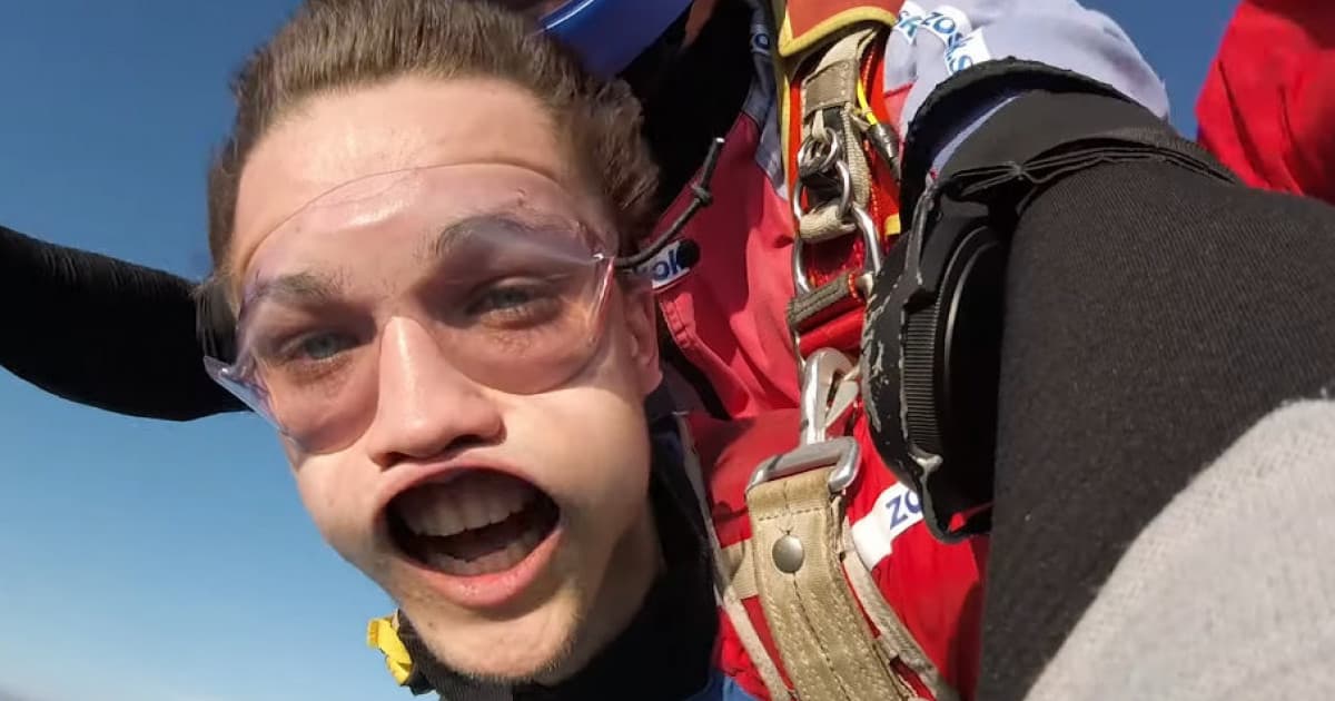 Talentovaný spevák Peter Juhás kvôli klipu k skladbe „Mávam“ vyskočil z lietadla!