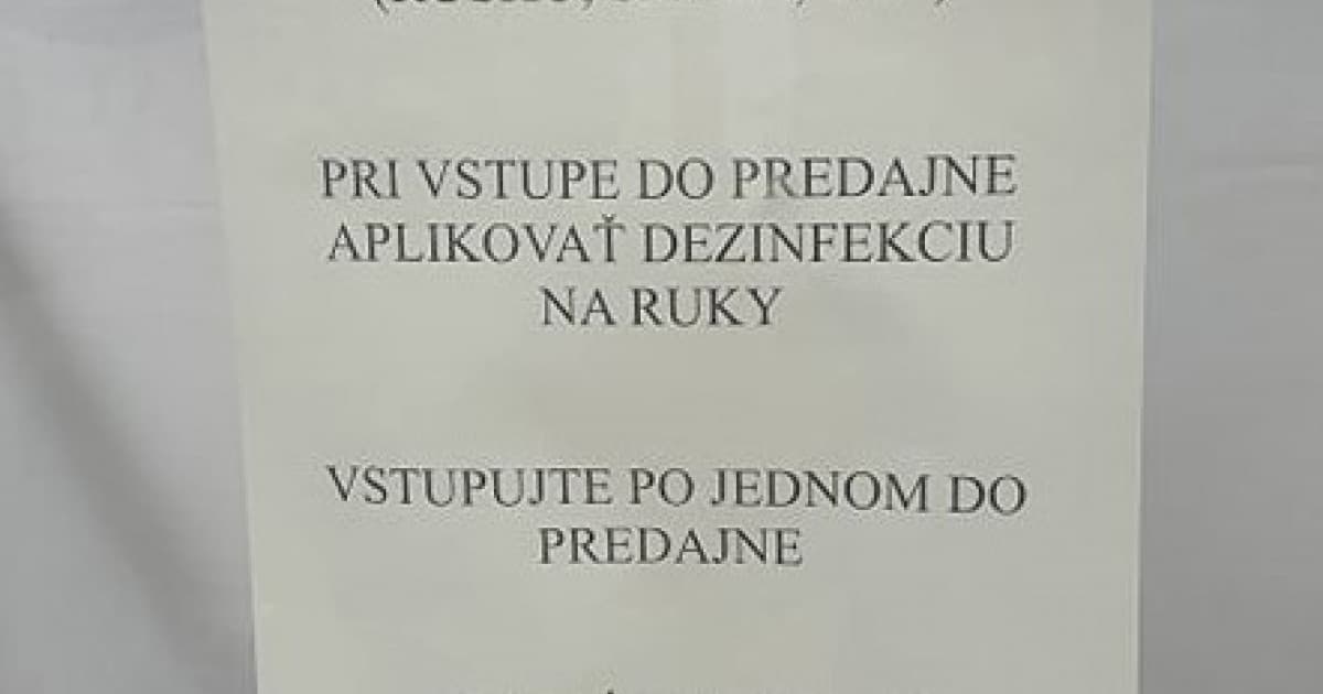 V Kežmarku majú nevšedné dýchacie cesty. Dôkazom je oznam na dverách tejto predajne
