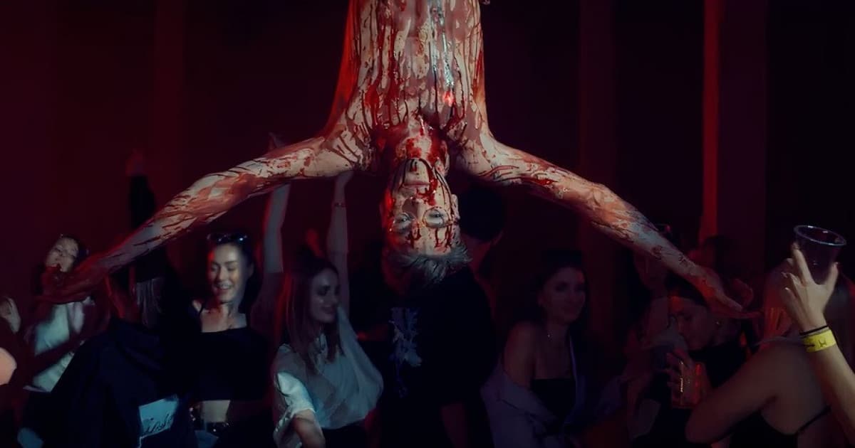 Mladý Čech, ktorý valcuje internet, Mikolas Josef má dlho očakávaný nový singel. Odmieta ním svet neúprimných vzťahov!
